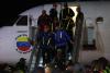 El ministro de Interior del régimen de Nicolás Maduro en Venezuela desciende de un avión con deportados de EE.UU. el lunes pasado.