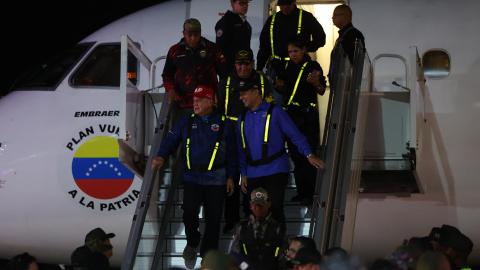 El ministro de Interior del régimen de Nicolás Maduro en Venezuela desciende de un avión con deportados de EE.UU. el lunes pasado.