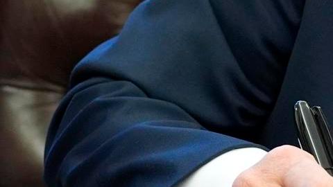 Curioso motivo detrás del moretón en la mano derecha de Trump, según la Casa Blanca