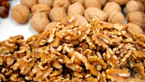 Los productos afectados por la mujer incluyen quinua, harina de maíz, polenta, coco rallado y nueces. Foto referencial de nueces.