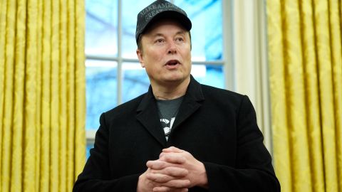 Elon Musk habla durante un evento en la Oficina Oval con el presidente Donald Trump en la Casa Blanca, el martes 11 de febrero de 2025, en Washington.