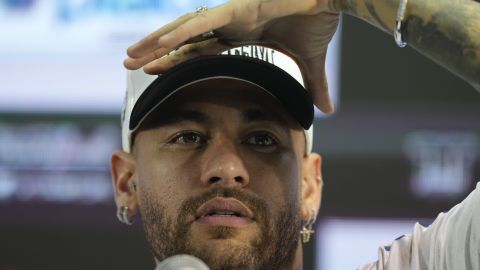 Neymar durante la rueda de prensa de su presentación en el Santos FC.