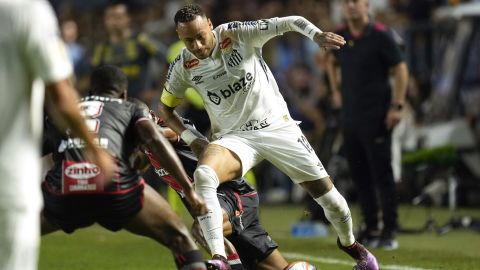 Neymar durante su partido debut con el Santos.