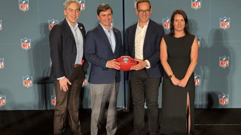 De izq. a dcha: Kevin Demoff, presidente de Los Angeles Rams; Peter O’Reilly, vicepresidente de la NFL; Steve Dimopoulos, ministro de turismo y deporte del estado de Victoria; y Charlotte Offord, general manager de NFL Australia.