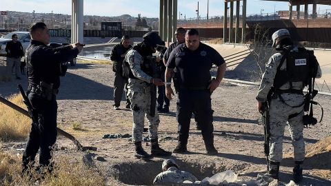 Integrantes de Guardia Nacional y policías estatales participan en el operativo ‘Operación Frontera Norte’ en las inmediaciones del Río Bravo este lunes, en Ciudad Juárez (México).