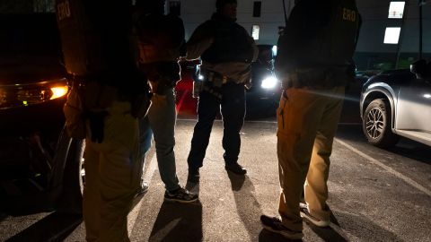 Agentes de ICE muestran cómo son los arrestos electivos de migrantes