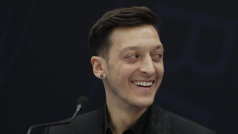 Mesut Ozil en su presentación con el Fenerbahçe. Imagen referencial