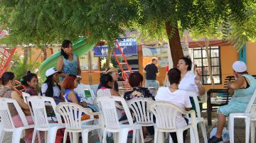 Personas esperan para resolver su situación migratoria este domingo, en una plaza del municipio de Tapachula en el estado de Chiapas (México).