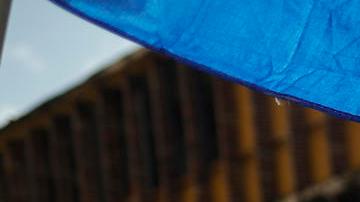 Un grupo de personas protestan frente a unidades antidisturbios por la visita del Secretario de Estado de Estados Unidos, Marco Rubio, este domingo en Ciudad de Panamá (Panamá).