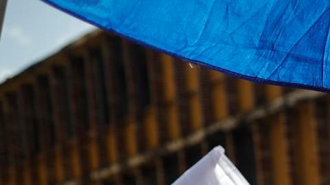 Un grupo de personas protestan frente a unidades antidisturbios por la visita del Secretario de Estado de Estados Unidos, Marco Rubio, este domingo en Ciudad de Panamá (Panamá).