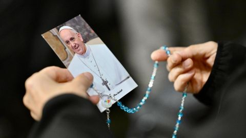 Un fiel asiste al rezo del rosario por la salud del papa Francisco, hospitalizado por neumonía, en la plaza de San Pedro, Ciudad del Vaticano, el 24 de febrero de 2025.