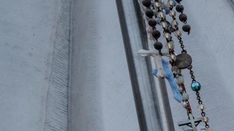 Fotos del papa Francisco a los pies de la estatua del papa Juan Pablo II enfrente del hospital Agostino Gemelli de Roma, donde el Sumo Pontífice permanece ingresado por octavo día consecutivo a causa de una bronquitis por infección polimicrobiológica a la que se sumó una neumonía bilateral, este domingo.