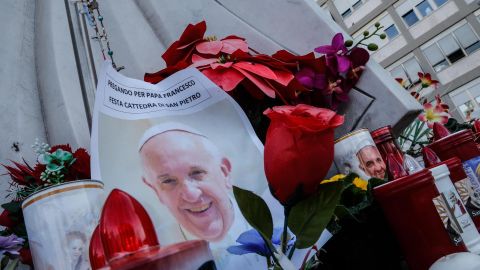 Fotos del papa Francisco a los pies de la estatua del papa Juan Pablo II enfrente del hospital Agostino Gemelli de Roma, donde el Sumo Pontífice permanece ingresado por octavo día consecutivo a causa de una bronquitis por infección polimicrobiológica a la que se sumó una neumonía bilateral, este domingo.