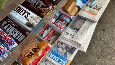 El Diario y otros periódicos en un kiosko de NYC.