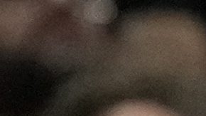 Gregg Popovich conversa con Tre Jones durante un juego entre los San Antonio Spurs y los Phoenix Suns en 2023.