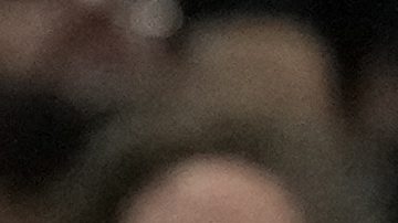 Gregg Popovich conversa con Tre Jones durante un juego entre los San Antonio Spurs y los Phoenix Suns en 2023.