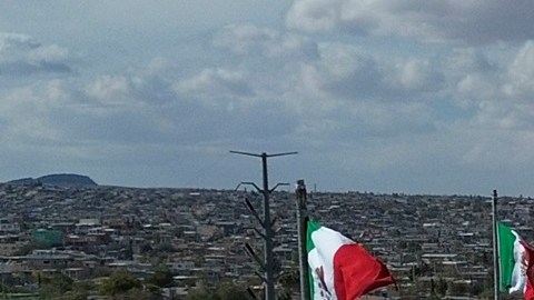 Se casaron en pleno puente fronterizo entre EE.UU. y México por una visa