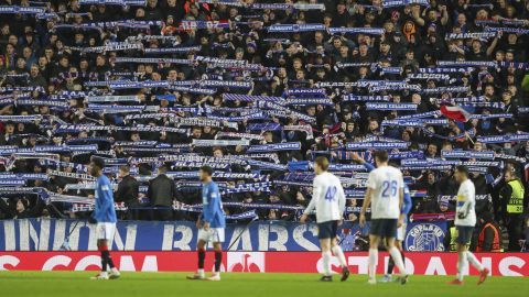 Hinchas de Rangers FC alzan sus bufandas para apoyar a su equipo.