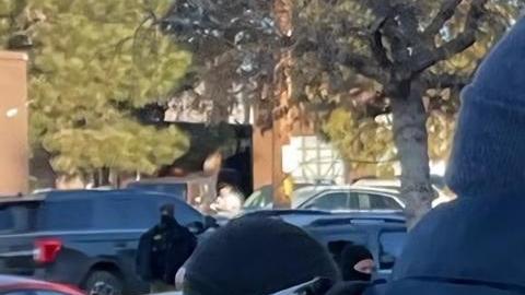 Agentes de ICE durante el arresto de uno de los miembros de la pandilla Tren de Aragua en Aurora, Colorado.