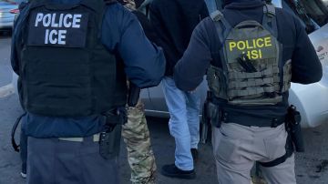 Agentes de ICE durante el arresto de uno de los miembros de la pandilla Tren de Aragua en Aurora, Colorado.