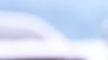 Fotografía cedida por la oficina de Denver del Servicio de Inmigración y Control de Aduanas (ICE) donde aparece un agente de su Oficina de Detención y Deportación (ERO) durante una redada en Denver, Colorado (EE.UU.).