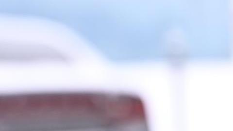 Fotografía cedida por la oficina de Denver del Servicio de Inmigración y Control de Aduanas (ICE) donde aparece un agente de su Oficina de Detención y Deportación (ERO) durante una redada en Denver, Colorado (EE.UU.).