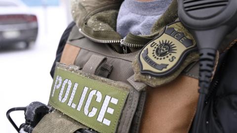 Fotografía cedida por la oficina de Denver del Servicio de Inmigración y Control de Aduanas (ICE) donde aparece un agente de su Oficina de Detención y Deportación (ERO) durante una redada en Denver, Colorado (EE.UU.).