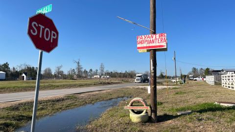 Fotografía del 25 de febrero de 2025 que muestra una carretera vacía en la localidad de Colony Ridge, al noreste de Houston, Texas (EE.UU.).