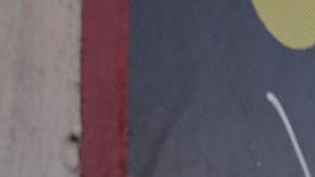 Una persona camina frente a un establecimiento de envío de dinero este lunes, en Tijuana (México).