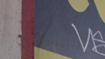 Una persona camina frente a un establecimiento de envío de dinero este lunes, en Tijuana (México).