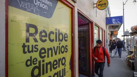 Una persona camina frente a un establecimiento de envío de dinero este lunes, en Tijuana (México).