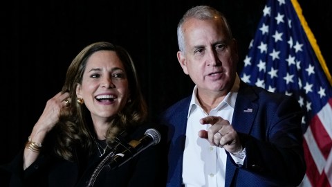 La representante María Elvira Salazar, a la izquierda, y el representante Mario Díaz-Balart, dos de los republicanos que celebraron la decisión de Trump.