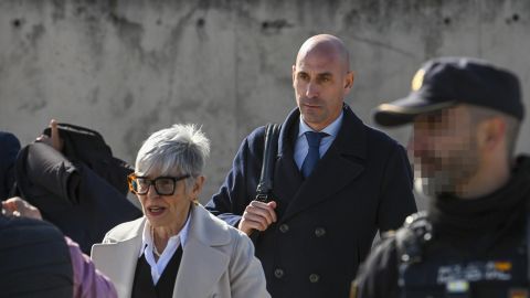 El expresidente de la Federación Española de Fútbol (RFEF) Luis Rubiales abandona la Audiencia Nacional en San Fernando de Henares donde arrancó el juicio por el beso que Rubiales dio a la jugadora Jenni Hermoso tras la victoria del Mundial en Sídney 2023.