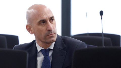 El expresidente de la Federación Española de Fútbol (RFEF) Luis Rubiales fue condenado por la Audiencia Nacional a a una multa de $11,328 dólares.