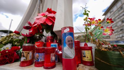 Se ven velas, una de ellas con la foto del papa Francisco, frente al Policlínico Agostino Gemelli en Roma, el viernes 14 de febrero de 2025, donde el papa Francisco se encuentra hospitalizado para someterse a algunas pruebas de diagnóstico necesarias y continuar con su tratamiento contra la bronquitis.