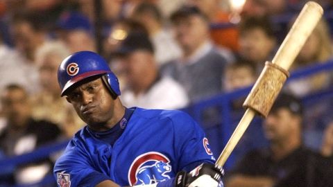 Sammy Sosa calienta durante un encuentro entre los Chicago Cubs y los New York Mets en 2002.
