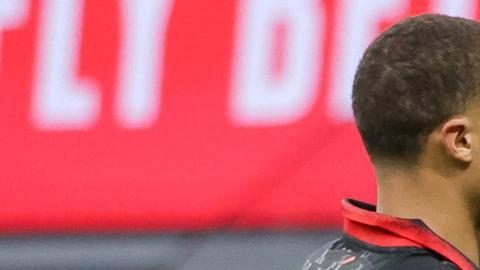 Santiago Giménez celebra tras marcar en el encuentro entre el AC Milan y Hellas Verona.