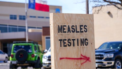 Un cartel en el exterior del Hospital District de Seminole ofrece pruebas de detección del sarampión el viernes 21 de febrero de 2025, en Seminole, Texas.