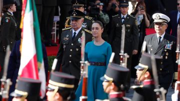 La presidenta de México, Claudia Sheinbaum (c), participa en un desfile durante la conmemoración del 112 aniversario de la ‘Marcha de la Lealtad’, en Ciudad de México (México).