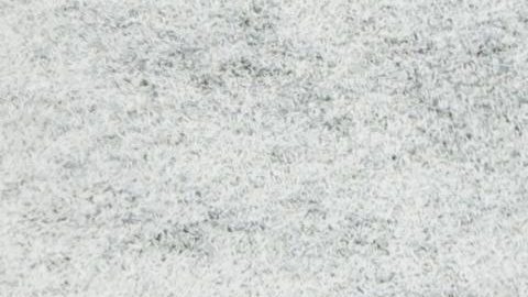 El ala cerrada de los Kansas City Chiefs Travis Kelce (c) es placado por Reed Blankenship (i) y Zack Baun (d) de los Philadelphia Eagles durante la Super Bowl.