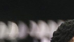 El cantante Kendrick Lamar (d) durante su actuación en el descanso de la Super Bowl entre los Kansas City Chiefs y los Philadelphia Eagles.