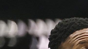 El cantante Kendrick Lamar (d) durante su actuación en el descanso de la Super Bowl entre los Kansas City Chiefs y los Philadelphia Eagles.