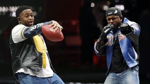 El cantante Kendrick Lamar (d) durante su actuación en el descanso de la Super Bowl entre los Kansas City Chiefs y los Philadelphia Eagles.