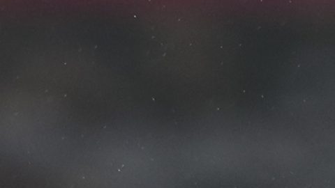 El árbitro inglés Paul Tierney saca una tarjeta roja. Imagen referencial