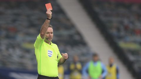 El árbitro inglés Paul Tierney saca una tarjeta roja. Imagen referencial