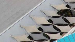 Fotografía aérea del techo colapsado del comercial Real Plaza, en Perú.