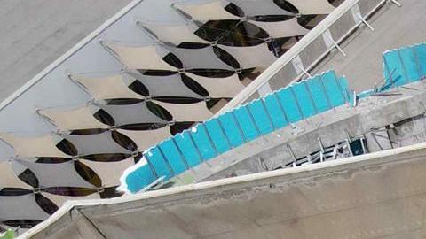 Fotografía aérea del techo colapsado del comercial Real Plaza, en Perú.