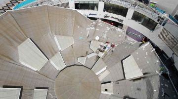 Fotografía aérea del techo colapsado del comercial Real Plaza, en Perú.