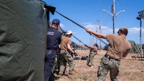 Fotografía divulgada por la Marina de los Estados Unidos donde aparecen tripulantes de USS St. Louis (LCS 19) trabajando en la expansión del Centro de Operaciones para Migrantes en la estación naval de la Bahía de Guantánamo en Cuba.