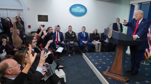 El presidente Donald Trump responde preguntas mientras habla con los periodistas en la sala de prensa James Brady de la Casa Blanca, el jueves 30 de enero de 2025, en Washington.